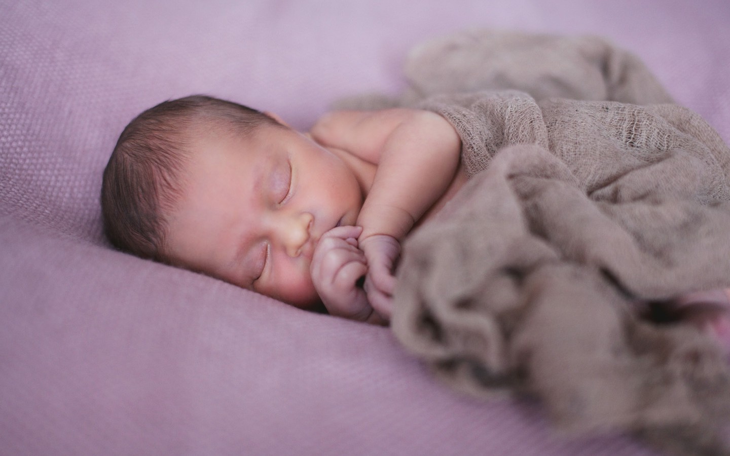 Novorozenecké focneí ve fotoateliéru.
